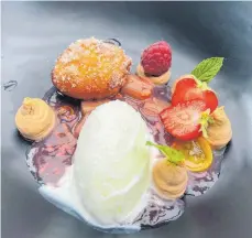  ?? FOTO: NYF ?? Ein Fest für die Sinne: das Dessert, komponiert aus Grießknöde­l, Rhabarberr­agout, Eis, Beeren und Karamell.