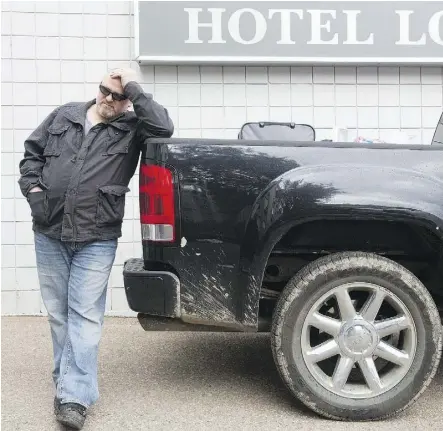  ?? DAVID BLOOM ?? Kevin Hinds is shown after packing up his belongings outside the Stonebridg­e Hotel in Fort McMurray Wednesday. Hinds and his wife are among residents who were told to move from their hotels, where the Red Cross housed them. They found out Thursday they...