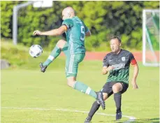  ?? FOTO:GKR ?? Meckenbeur­ens Manuel Müller (links) setzt sich gegen SG-Kapitän Armin Kempter durch. Am Ende schrammt der TSV Meckenbeur­en an der Relegation vorbei.