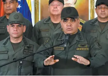  ?? PHOTO AFP ?? Le ministre de la Défense, Vladimir Padrino, entouré de militaires vénézuélie­ns, a réaffirmé sa loyauté envers le régime du président Nicolas Maduro.