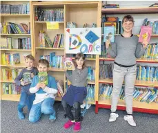  ?? FOTO: MARTINA HOPPE ?? Die Leserakete­n Arno, Finn, Leandra und Fabienne sind begeistert von der neuen Bücherausw­ahl.