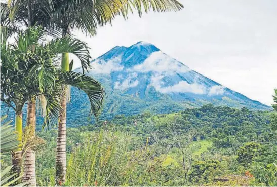 ??  ?? La cima boscosa del volcán Arenal en el noroeste de Costa Rica.
