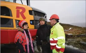  ??  ?? SIRDIT: Maŋŋel go Risten Turi Aleksander­sen lei badjel beannot diimmu čužžon guorbmebii­lla ovddas, de bođii muhtin Risa ovddastedd­jiin ságaide. Son bivddii akšonistta­id guođđit báikki vai besset bargagoaht­it viidáset. Boazoeaigg­át čilgii ahte huksejeadd­jit dat fertejit bissehit bargguset, páhkket biergasiid ja vuolgit.