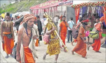  ?? WASEEM ANDRABI/HT & PTI ?? A group of sadhus arrive at the base camp in Baltal; and (below) J&K lieutenant governor Manoj Sinha waves while flagging off the first batch of pilgrims for the Amarnath Yatra in Jammu on Wednesday.