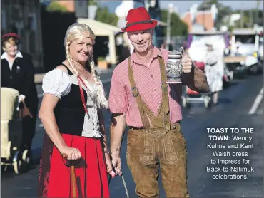  ?? ?? TOAST TO THE TOWN: Wendy Kuhne and Kent Walsh dress to impress for Back-to-natimuk celebratio­ns.