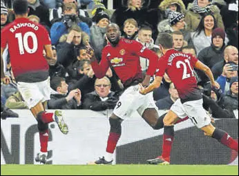  ?? REUTERS ?? Romelu Lukaku (centre) scored Manchester United’s opening goal against Newcastle.