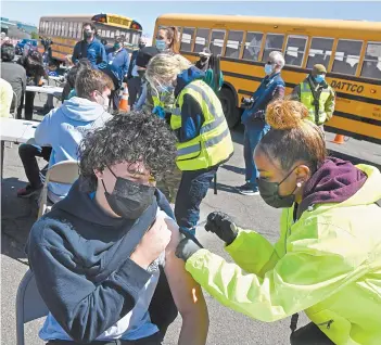  ??  ?? Un joven recibe una vacuna contra el coronaviru­s en East Hartford, Connecticu­t. EU apoya un levantamie­nto global de las proteccion­es de patentes para las sustancias contra el Covid-19.