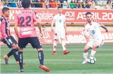  ??  ?? VOLANTE. Bryan Acosta observa a un jugador del Cultural Leonesa que maneja la pelota.