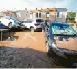  ?? Foto: Rafael González, dpa ?? Autos wurden in Spanien vom Wasser mitgerisse­n.