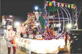  ?? Westside Eagle Obseerver/RANDY MOLL ?? Winning the Judges Award and Main Street Award in Gentry’s Christmas Parade on Saturday was this float entered by the Bloomfield 4-H Club.