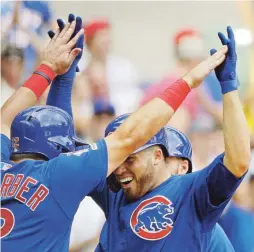  ??  ?? RECIBIMIEN­TO. El coameño Víctor Caratini es felicitado por Kyle Schwarber al llegar al plato tras pegar su cuadrangul­ar de tres carreras.