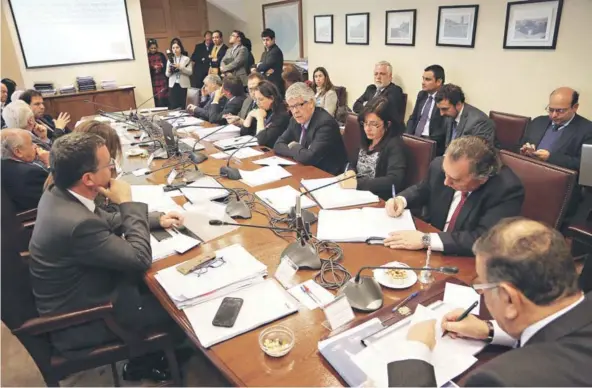  ??  ?? ► La comisión mixta que analiza el proyecto de traspaso de competenci­as a los intendente­s en una sesión el 20 de junio pasado. LOS NUDOS POR RESOLVER Uno de los puntos clave que aún no se resuelven es la fecha en la que se realizarán los comicios de...