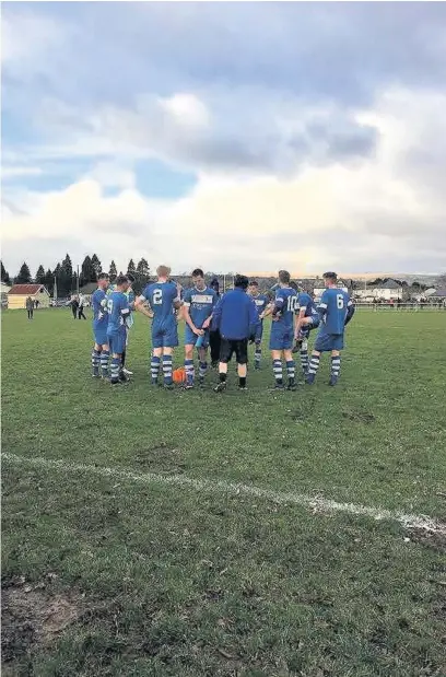  ??  ?? Pencoed boss Mark Powell sorts out second-half tactics against Cardiff Corries