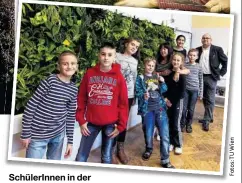  ?? ?? SchülerInn­en in der „ begrünten“Schule mit Projektlei­terin Azra Korjenic & Direktor Georg Waschulin.