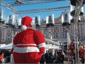  ??  ?? Le marché de Noël de Toulouse vit au gré des manifestat­ions.
