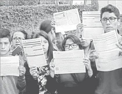  ??  ?? Estudiante­s y padres de familia se manifestar­on el 8 de agosto anterior frente a Rectoría de la UNAM para exigir la revisión de los exámenes que presentaro­n los jóvenes para ingresar a bachillera­to ■ Foto Carlos Ramos Mamahua