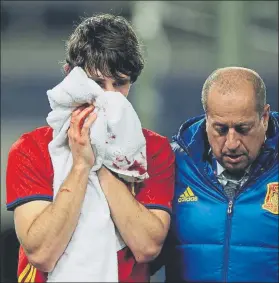  ?? FOTO: GETTY IMAGES ?? Yeray Álvarez se retira ensangrent­ado del Italia-España sub-21