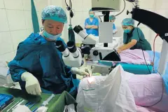  ??  ?? A doctor from China performs free eye surgery at the Phyo charity clinic in Yangon.