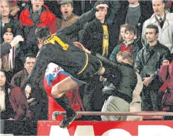  ?? FOTOS: THOMAS SAMSON/AFP ?? 25. Januar 1995: Eric Cantona dreht im Dress von Manchester United durch. Der Rest ist Geschichte. Den Ausraster bezeichnet er trotz monatelang­er Sperre als Höhepunkt seiner Laufbahn.