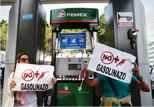  ?? Foto: AFP/Alfredo Estrella ?? Demonstran­ten an einer Tankstelle von PEMEX in Mexiko-Stadt