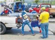  ?? FOTO: MARCOS PIN MENDEZ/DPA ?? Abtranspor­t von Särgen in Guayaquil: Die Stadt in Ecuador ist von der CoronaPand­emie stark betroffen.
