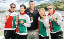  ??  ?? Los canoístas mexicanos presumen las medallas obtenidas