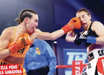  ?? Suministra­da ?? ELLA PIDIÓ
LA GANADORA
Mikaela Mayer, peleadora de Top Rank que aparece aquí castigando a Jennifer Han en un pleito en las 130 libras, había dicho previo al combate Taylor vs. Serrano que le gustaría pelear contra ambas.