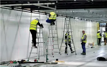  ??  ?? Il cantiere
Operai al lavoro il 23 febbraio nel padiglione della Fiera destinato a ospitare il nuovo ospedale