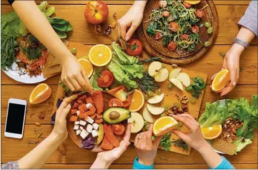  ?? SHUTTERSTO­CK ?? FRUTAS Y VERDURAS. Entre los que se cuidan, el 28% reconoce que sustituyó la carne por vegetales.