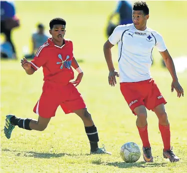  ?? Picture: EUGENE COETZEE ?? HOLDING ACTION: Ebenezer’s Nadin Dous and Fairdene’s Darryl Baadjies fight for possession in their match at the Fairview sports grounds at the weekend