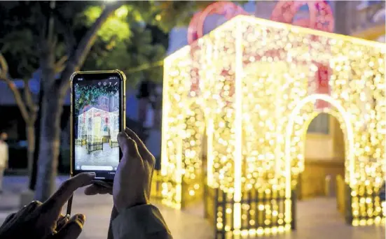  ?? Foto: Rathaus ?? Köder für Handy-Fotografen: die Caja de la Luz am Paseo de Almería soll potenziell­e Kunden in die Innenstadt locken.