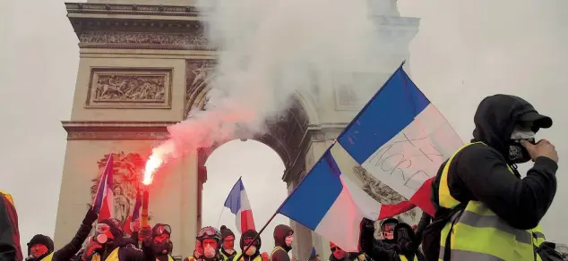  ??  ?? Arco di trionfo I gilet gialli a Parigi. Alcune migliaia di membri e simpatizza­nti si sono radunati sugli Champs Elysee, 90 giorni dopo il 17 novembre 2018, data della prima azione di protesta(Foto Epa)