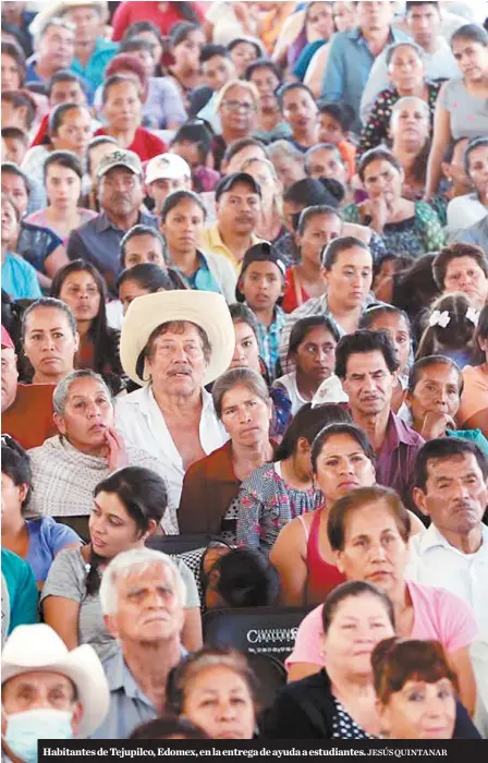  ?? JESÚS QUINTANAR ?? Habitantes de Tejupilco, Edomex, en la entrega de ayuda a estudiante­s.