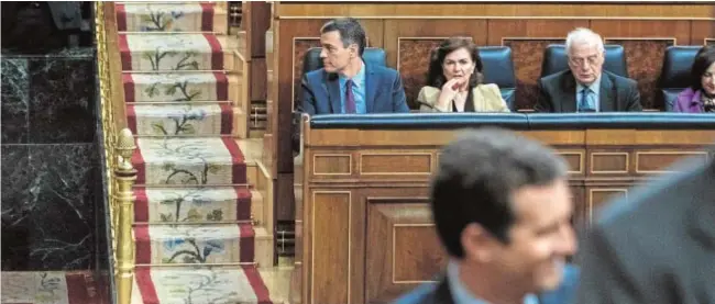  ?? ÓSCAR DEL POZO ?? Carmen Calvo observa a Pablo Casado (en primer plano) desde su escaño azul, con Pedro Sánchez, Josep Borrell y Margarita Robles a su lado,