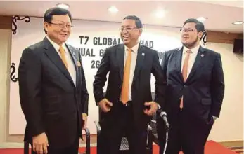  ?? PIC BY NIK HARIFF HASSAN ?? T7 Global Bhd acting chairman Datuk Seri Dr Nik Norzrul Thani (centre) with executive deputy chairman Tan Sri Tan Kean Soon (left) and executive director Tan Kay Vin at the company’s annual general meeting yesterday.