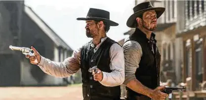  ??  ?? Zwei der „Glorreiche­n Sieben“in Aktion: Manuel GarciaRulf­o (links) als Vasquez und Chris Pratt als Josh Farraday versuchen, eine Westernsta­dt von ihrem Tyrannen zu befreien.