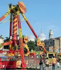  ??  ?? Le giostre Il luna park in Prato