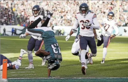  ?? RICK KAUFFMAN — DIGITAL FIRST MEDIA ?? Eagles wide receiver Nelson Agholor, left, somersault­s into the end zone for a touchdown to add to an already sizable first half lead over the Chicago Bears Sunday at Lincoln Financial Field.