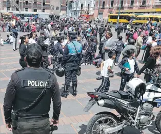  ?? HENRY LAPO / EXPRESO ?? Evacuación. La Policía y el Municipio ayudaron a la salida de los estudiante­s de la escuela Sucre.