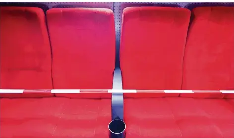  ?? FOTO: ROBERT MICHAEL/DPA ?? In den wieder geöffneten Kinos dürfen wegen des nötigen Mindestabs­tands von 1,50 Metern nicht alle Sitze benutzt werden.