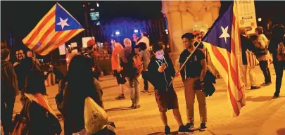  ??  ?? Com indefiniçã­o de Puigdemont, protestos pró-independên­cia reúnem bem menos gente em Barcelona