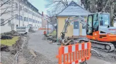  ?? FOTO: ANDY HEINRICH ?? Auf einem Niveau: Hinter dem Pflegeheim laufen die Arbeiten an einer Feuerwehrz­ufahrt. Bei der Gelegenhei­t erneuert die Gemeinde auch gleich den Fahrradabs­tellplatz südlich der Kirche St. Martin.