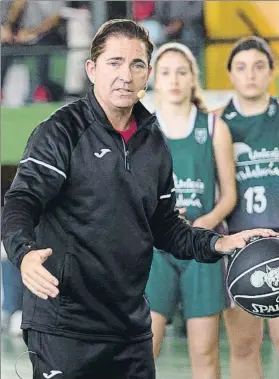  ?? FOTO: ACB PHOTO ?? Xavi Pascual, durante el clínic que ofreció ayer en Málaga con motivo de la Copa