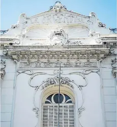  ??  ?? 3 Tango. El edificio La Argentina, 1902, obra del arquitecto Juan Manzini, muestra el salto de la música del arrabal a los salones modernista­s: de vanguardia y coquetos (se bailaba sobre roble de Eslovenia). Hay quien jura que allí brilló Gardel. R. Peña 361.