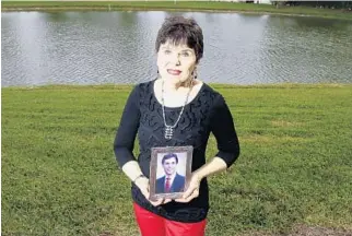  ?? AMY BETH BENNETT/STAFF PHOTOGRAPH­ER ?? Gerda Klein holds a photo of her son David, who died by suicide at 41. He suffered from bipolar disorder.