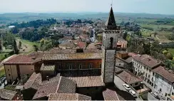  ??  ?? Blick vom Turm der Guidi-burg in Vinci – der kleine Ort in der Toskana wurde vom Massentour­ismus bisher verschont. Foto: Mona Contzen/dpa-tmn