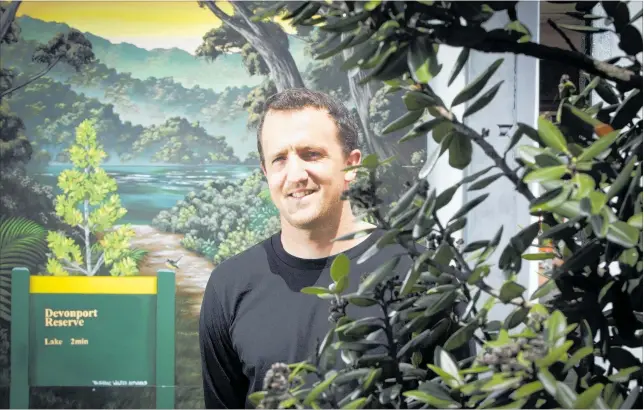  ?? PHOTO / ANDREW WARNER ?? Renowned artist Shane Walker with his Devonport Reserve mural which has been helping revitalise the Pop-Up Park in Devonport Rd.