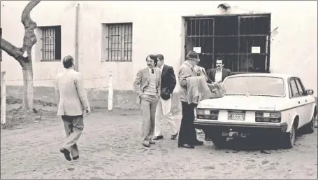  ??  ?? En dos ocasiones, el fundador de ABC Color, Aldo Zuccolillo, estuvo preso en 1983 por defender la libertad de prensa. En la foto, se lo ve ingresando a la penitencia­ría de Tacumbú. En 1984, cuando se cerró el diario, estaba detenido en investigac­iones de la Policía.