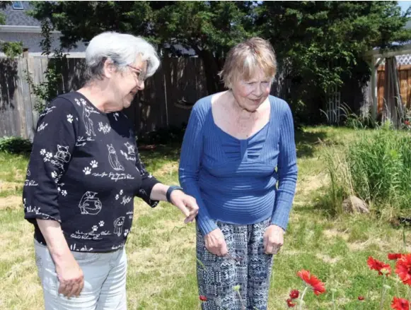  ?? TRACY HANES FOR THE TORONTO STAR ?? Rose Devlin, left, was matched up with homeowner Pat Arato through Northumber­land’s two-year pilot HomeShare program. The two women are long-time residents of Cobourg, Ont.