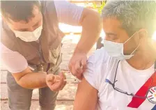  ?? ?? Abdo recibió ayer su primera dosis de vacuna contra el covid.